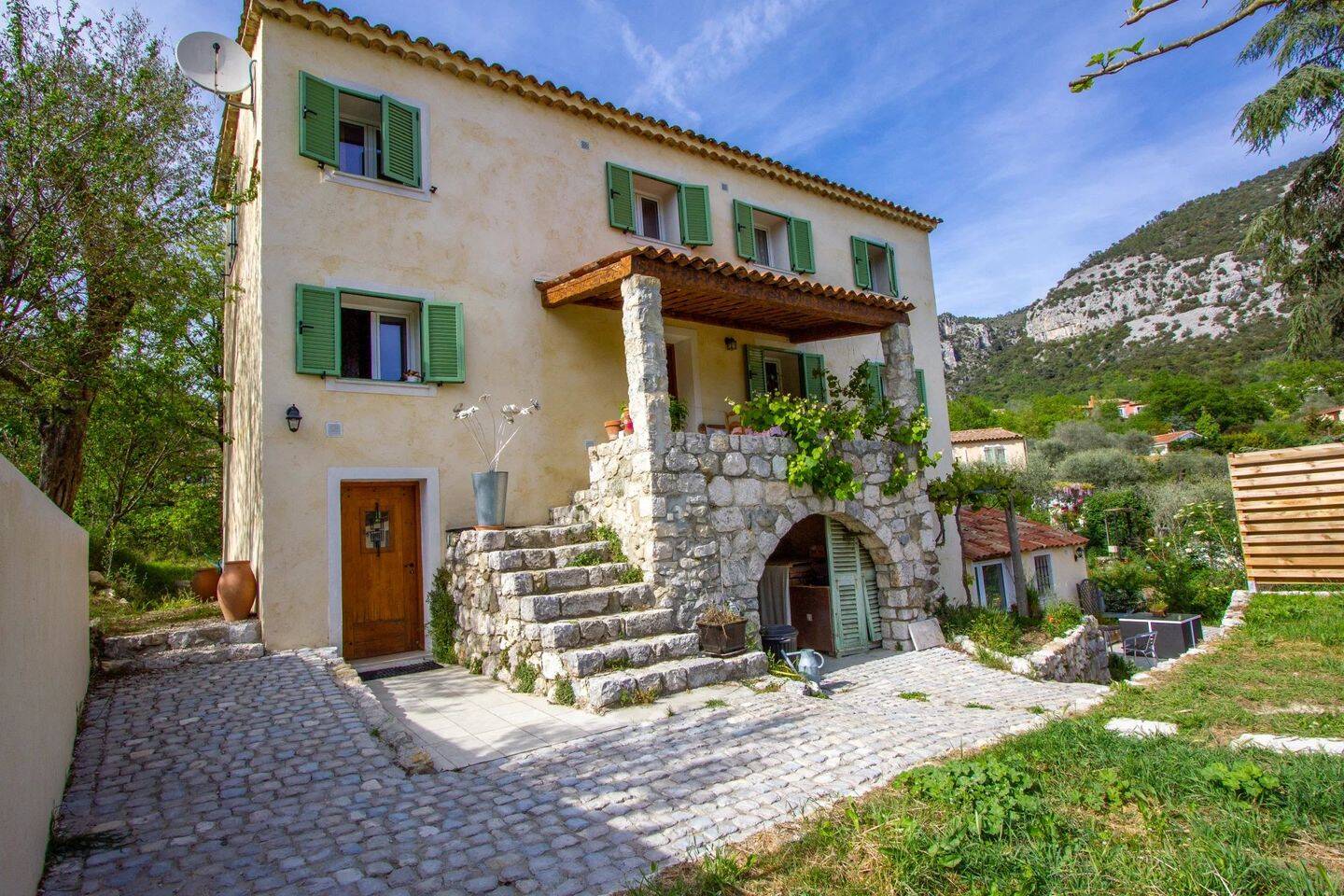 Maison 4 pièces 144 m² · à Tourrette-Levens · 144 m² · 2 600 €/mois
