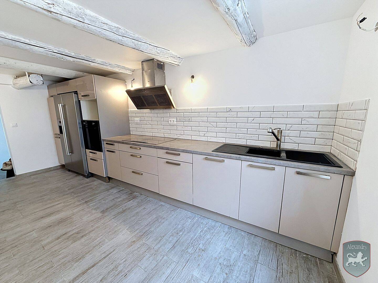 Maison 9 pièces 189 m² · à Saint-Geniès-de-Comolas · 189 m² · 230 000 €