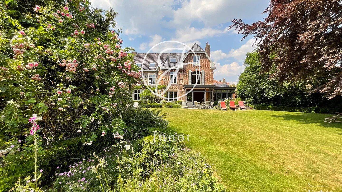 Maison 10 pièces 302 m² · à Genech · 302 m² · 690 000 €