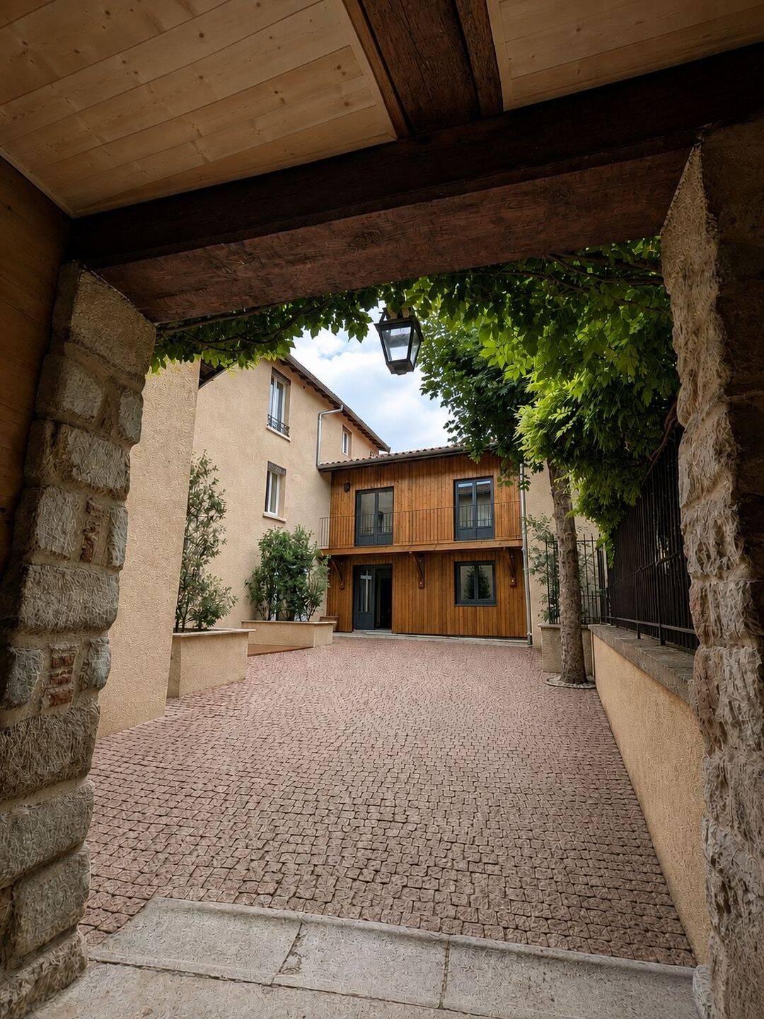 Appartement 2 pièces 42 m² · à Saint-Genis-Laval · 42 m² · 1 230 €/mois