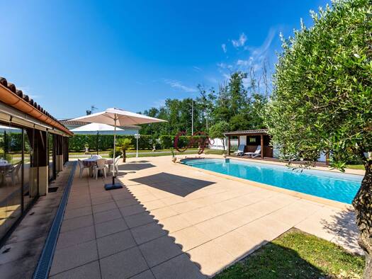 Maison de plain-pied à vendre 462 000 € 7 pièces 4 chambres 200 m² 1 887 m² de terrain Montussan 33450