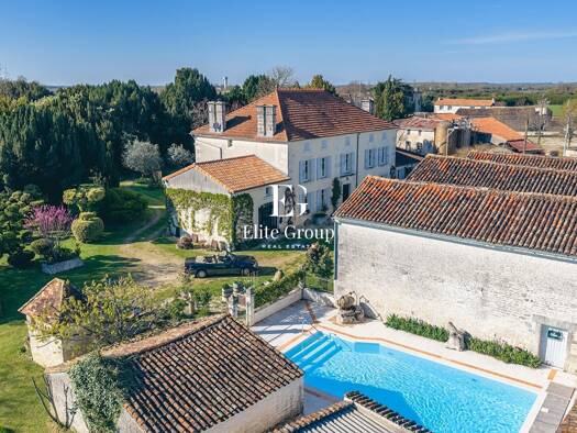 Maison à vendre 1 123 600 € 11 pièces 5 chambres 440 m² 5 721 m² de terrain Sigogne 16200