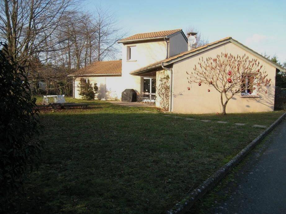 Maison 5 pièces 122 m² · à Collonges-au-Mont-d'Or · 121,5 m² · 2 075 €
