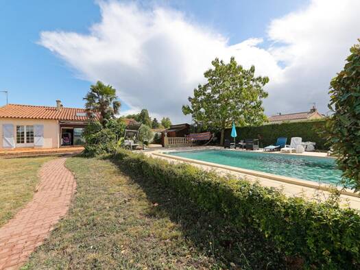 Maison de plain-pied à vendre 425 000 € 6 pièces 4 chambres 166,2 m² 1 723 m² de terrain Centre Ville-Quartiers Nord et Ouest Montaigu 85600