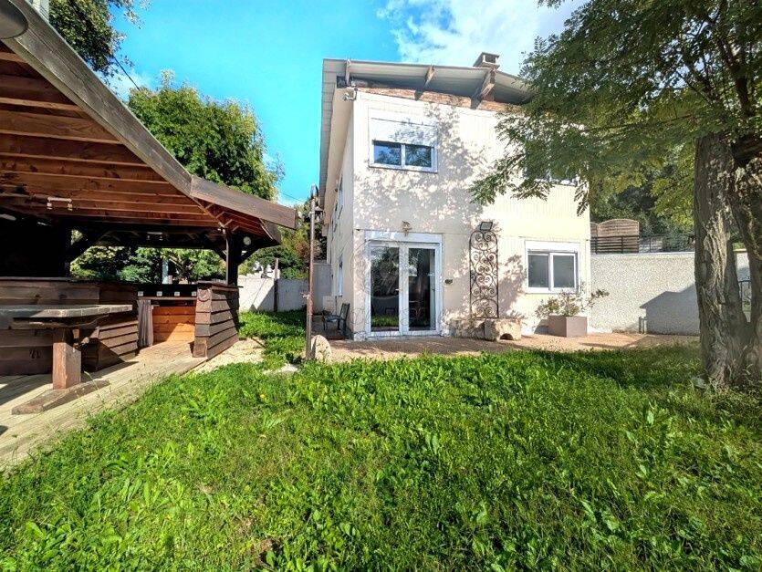 Maison 8 pièces 300 m² · à Saint-Genis-Laval · 300 m² · 350 000 €