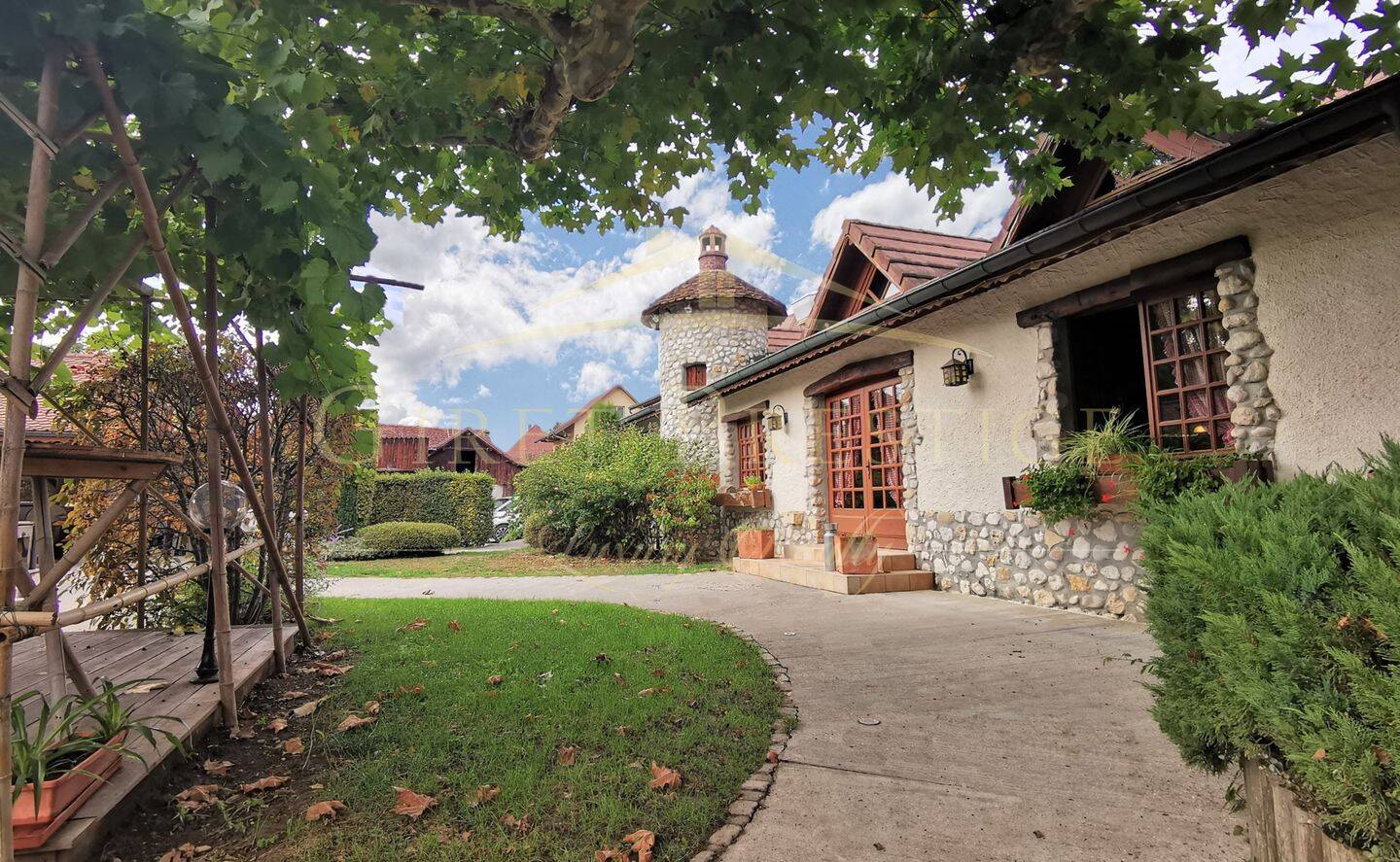 Maison 12 pièces 380 m² · à Saint-Genix-les-Villages · 380 m² · 795 000 €
