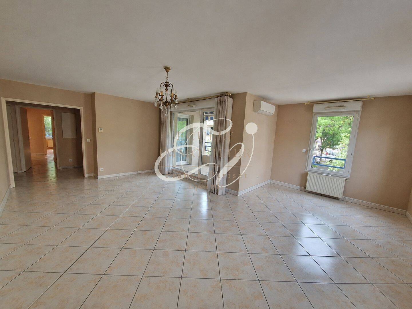 Appartement 5 pièces 112 m² · à Écully · 111,8 m² · 1 600 €/mois