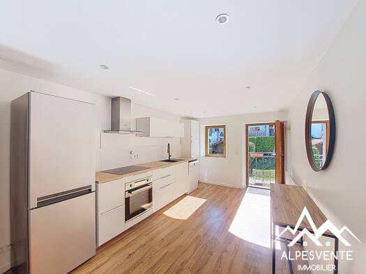 Appartement à louer 1 400 € 4 pièces 3 chambres 90,7 m² RDC Cervens 74550