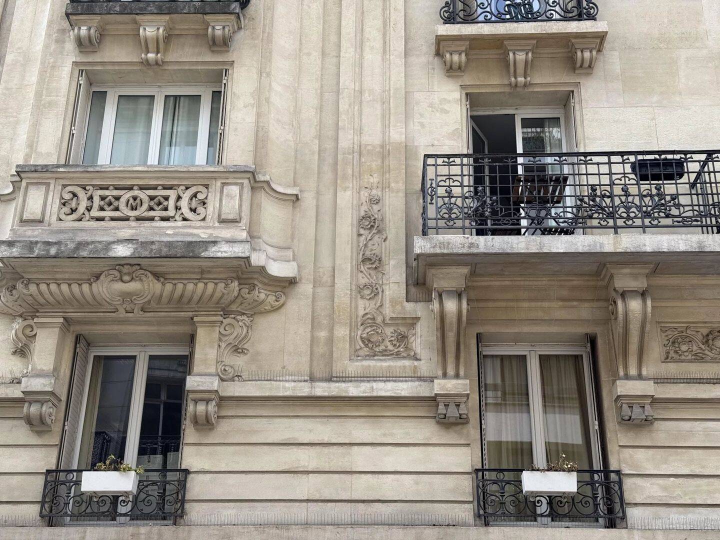 Appartement 3 pièces 64 m² · à Paris 7ème Arrondissement · 63,5 m² · 2 372 €