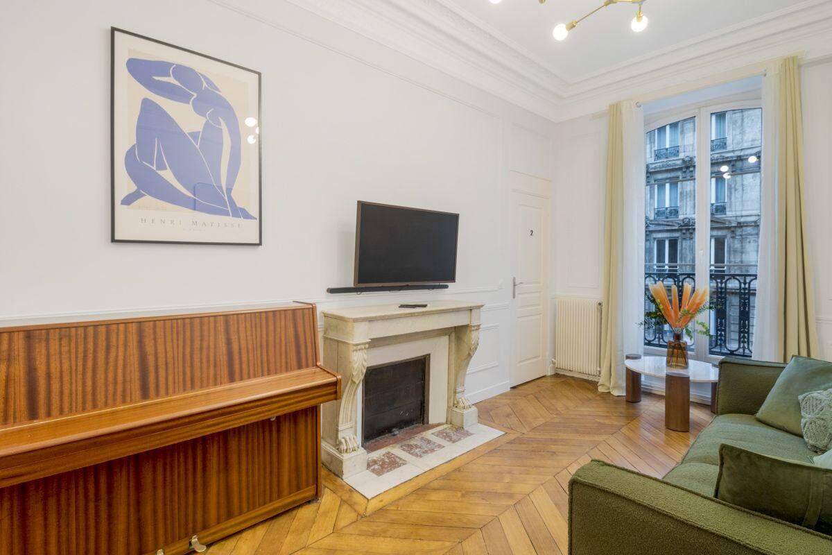 Appartement 5 pièces 110 m² · à Paris 10ème Arrondissement · 110 m² · 7 500 €