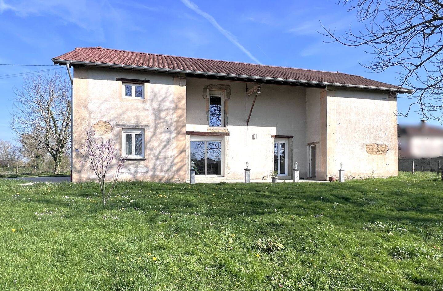 belle maison de 154m² au centre de Vonnas + appartement