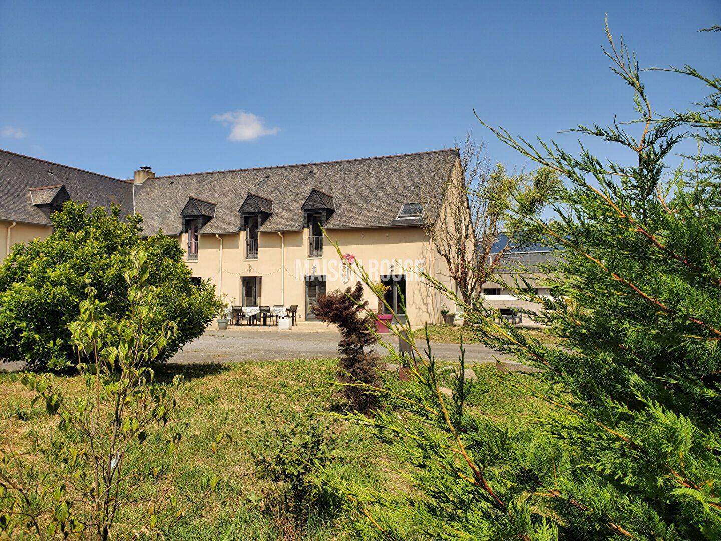 Maison 8 pièces 417 m² · à Pleugueneuc · 417 m² · 418 000 €