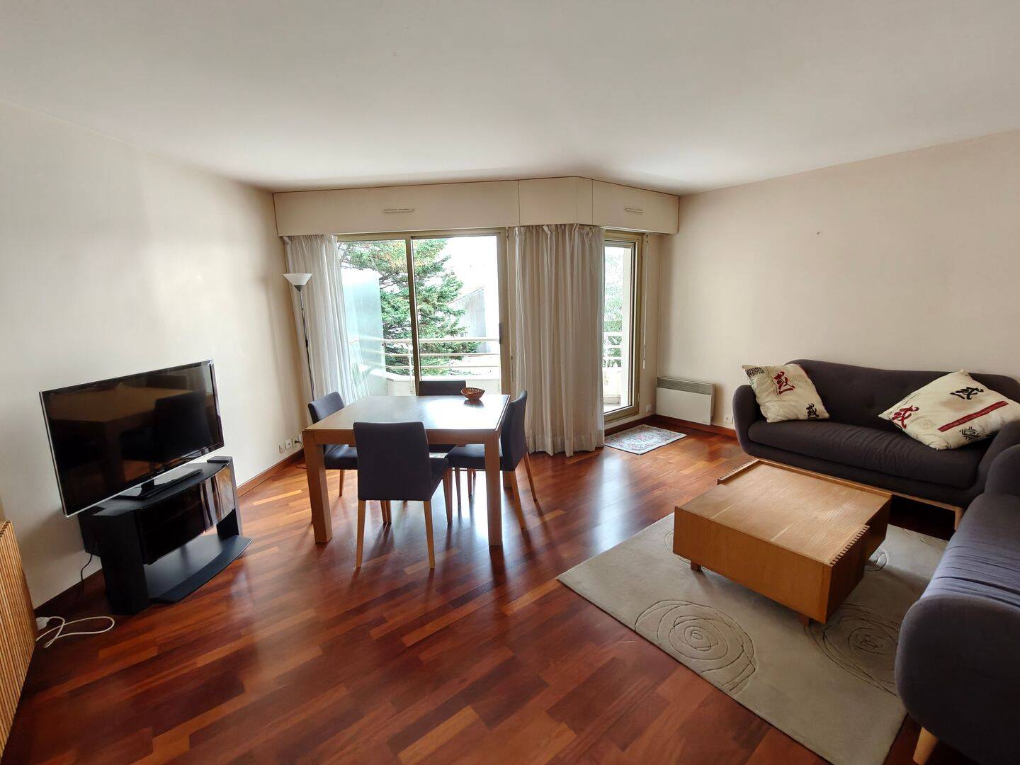 Appartement à louer - Première occupation 2915 € 2 915 € /mois charges comprises Réservez votre déménageur 4 pièces • 3 chambres • 84 m² • Étage 3/4 Auteuil Sud, Paris 16ème arrondissement (75016) 9 42 62 72 88 Calculer un temps de trajet Pour aller au travail, à l’école, ... - photo 1