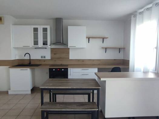 Appartement à louer 610 € 2 pièces 1 chambre 41 m² Étage 3/3 Anatole France-Mayral Narbonne 11100