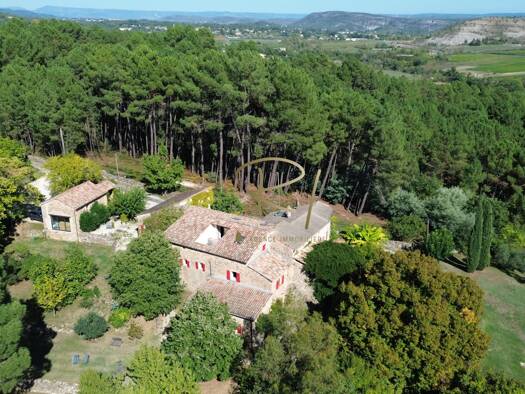 Villa à vendre 969 000 € 10 pièces 7 chambres 245 m² 30 190 m² de terrain Ruoms 07120