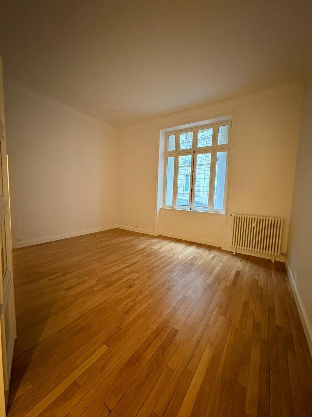 Appartement 3 pièces 126 m² · à Paris 16ème Arrondissement · 125,7 m² · 3 742 €