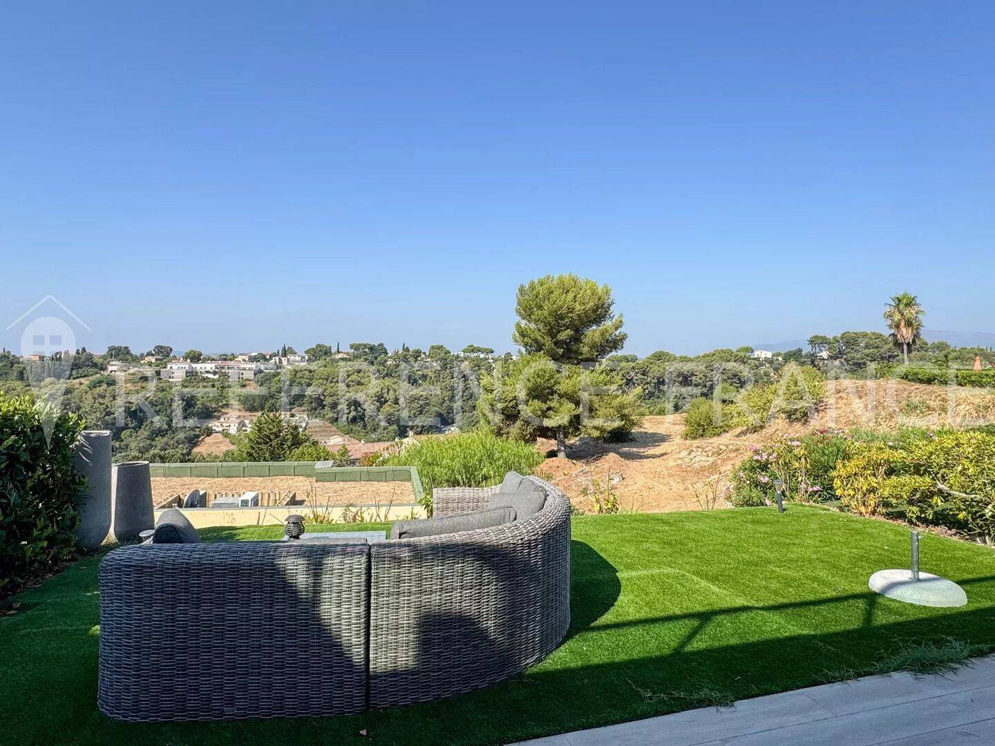 MAISON MITOYENNE. DISPONIBLE MAINTENANT. — 11