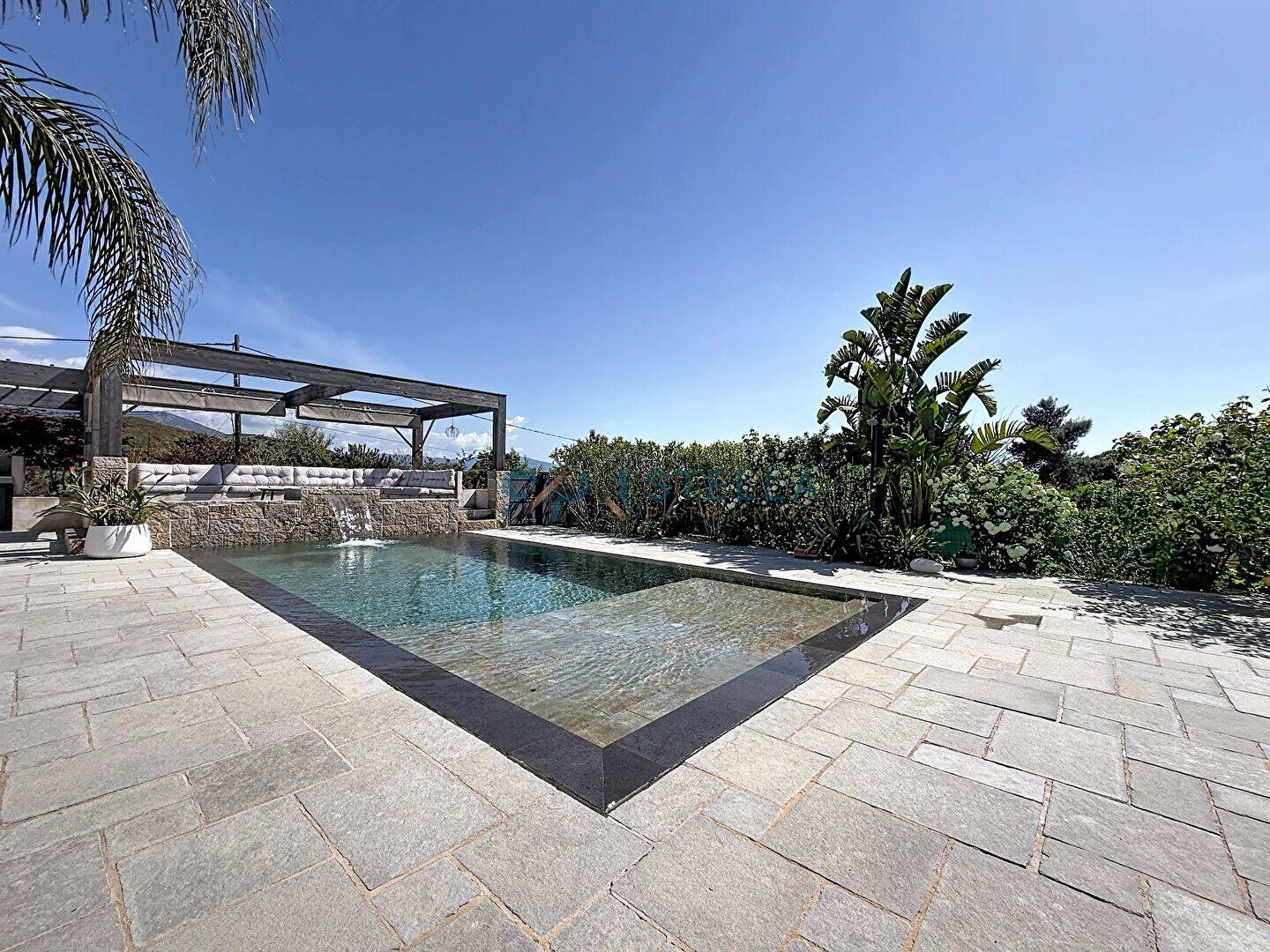 Maison 4 pièces 127 m² · à Afa · 127 m² · 1 100 000 €