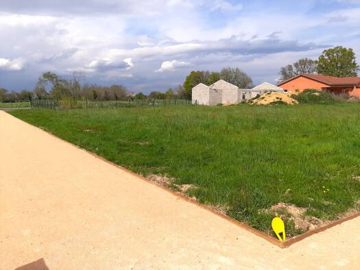 Terrain constructible viabilisé à vendre 62 000 € 1 033 m² de terrain Saint-Bénigne 01190