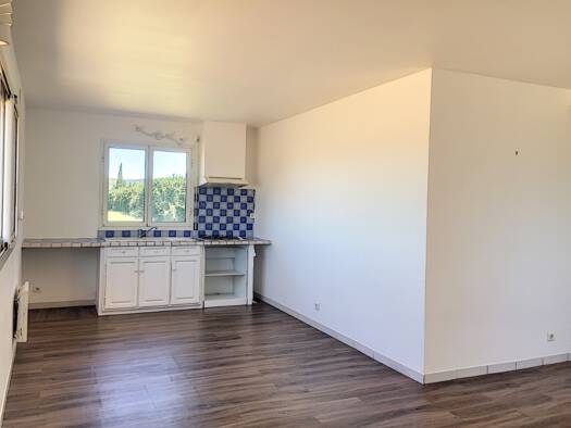 Appartement à louer 950 € 3 pièces 2 chambres 65 m² 1er étage Secteur Rural-Hameaux Berre-l'Étang 13130