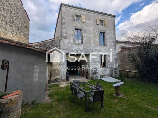 Maison de ville à vendre 129 600 € 4 pièces 3 chambres 105 m² 296 m² de terrain Matha 17160