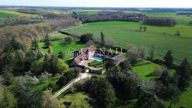 Château à vendre 1 100 000 € 15 pièces 8 chambres 600 m² 35 000 m² de terrain Loches 37600