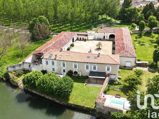 Demeure à vendre 999 900 € 10 pièces 4 chambres 410 m² 7 320 m² de terrain Bourg-Charente 16200
