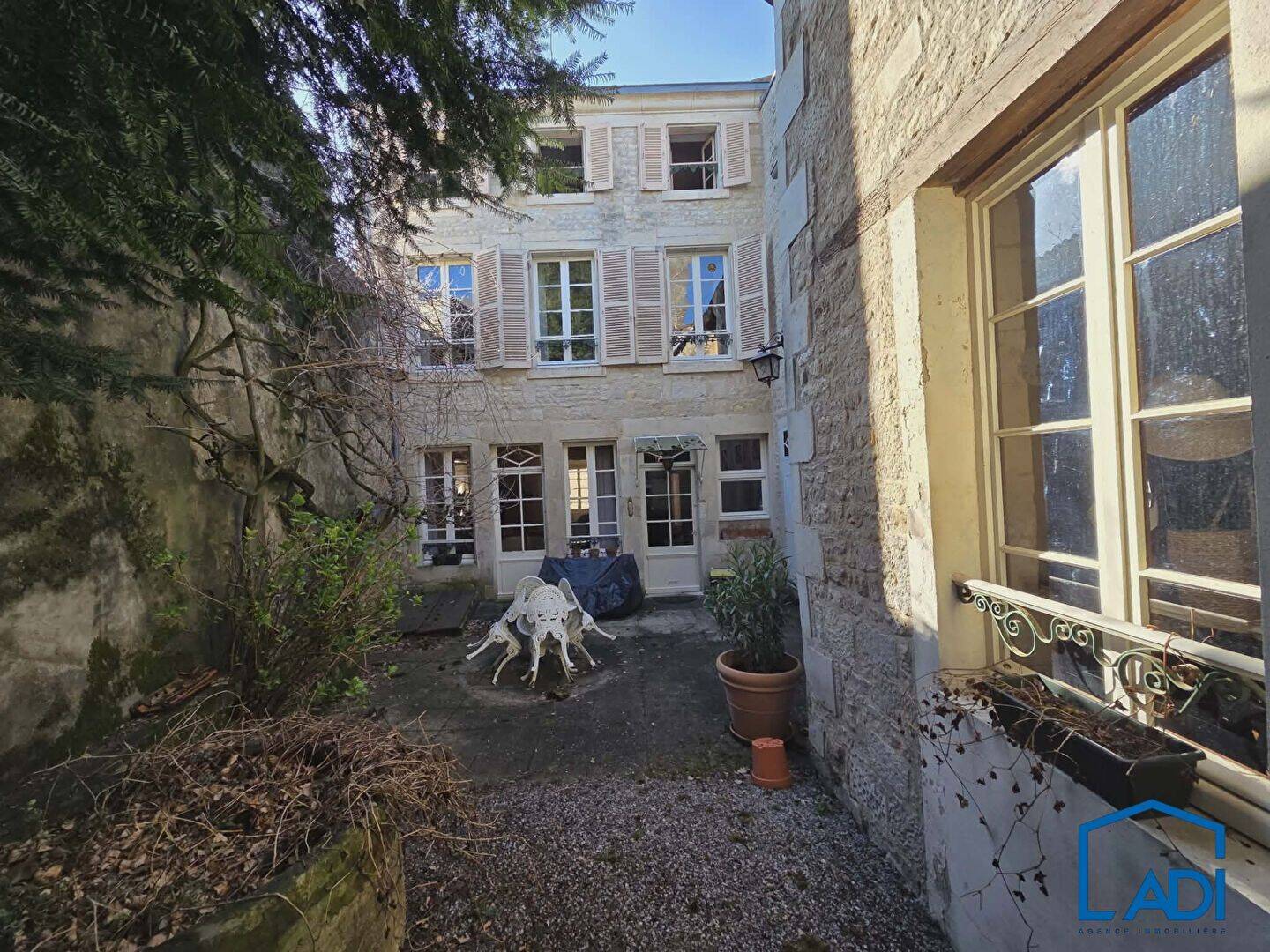 Maison 9 pièces 312 m² · à Saint-Maixent-l'École · 312 m² · 197 600 €