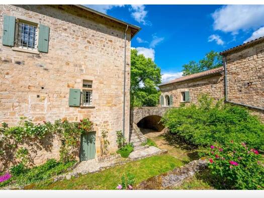 Demeure à vendre 990 000 € 8 pièces 6 chambres 369 m² 57 000 m² de terrain Chassiers 07110