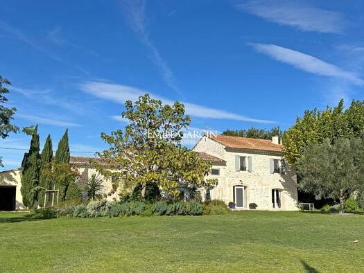 Maison à vendre 1 095 000 € 8 pièces 5 chambres 300 m² 10 000 m² de terrain Suze-la-Rousse 26790