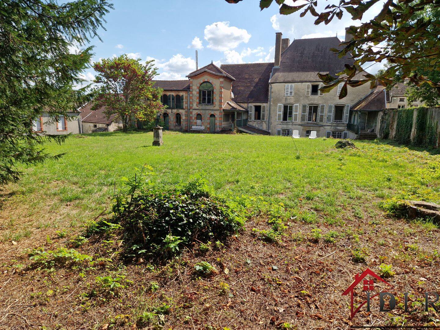 Maison 14 pièces 402 m² · à Bourbonne-les-Bains · 402 m² · 235 000 €