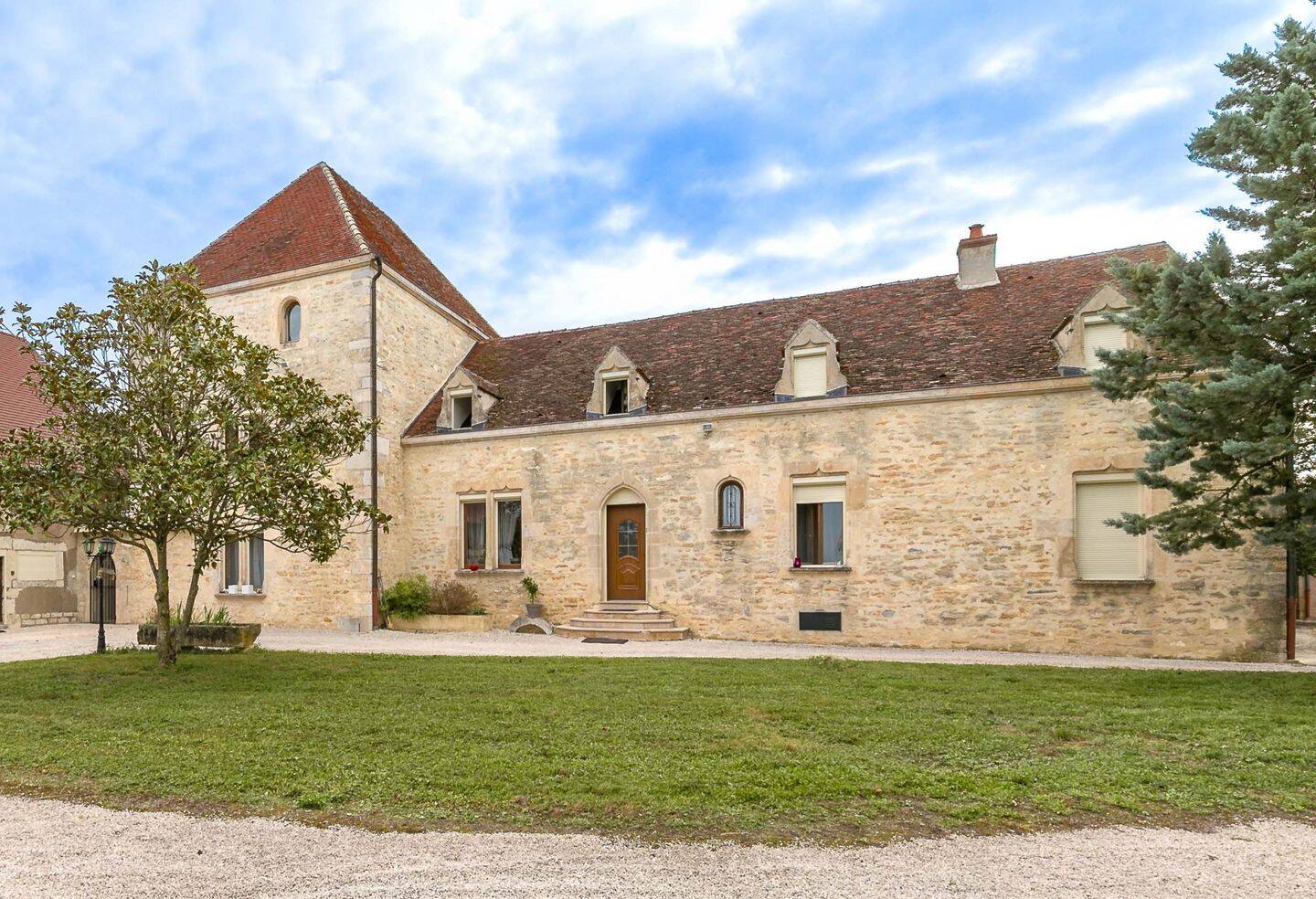 Maison 19 pièces 697 m² · à Dijon · 696,9 m² · 2 550 000 €