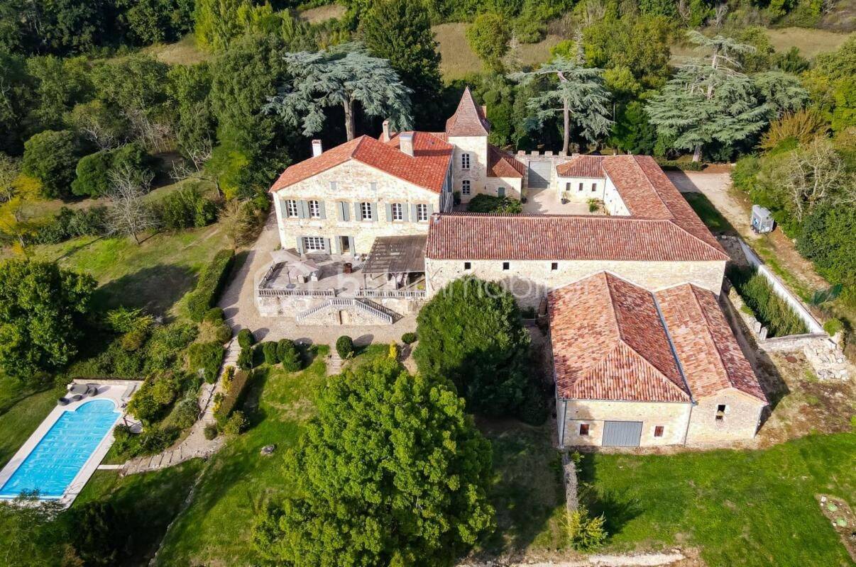 Maison 16 pièces 910 m² · à Condom · 910 m² · 2 450 000 €