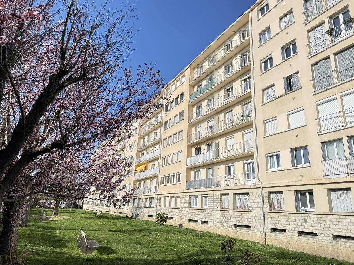 Appartement 4 pièces 61 m² · à La Chapelle-Saint-Luc · 60,7 m² · 85 000 €