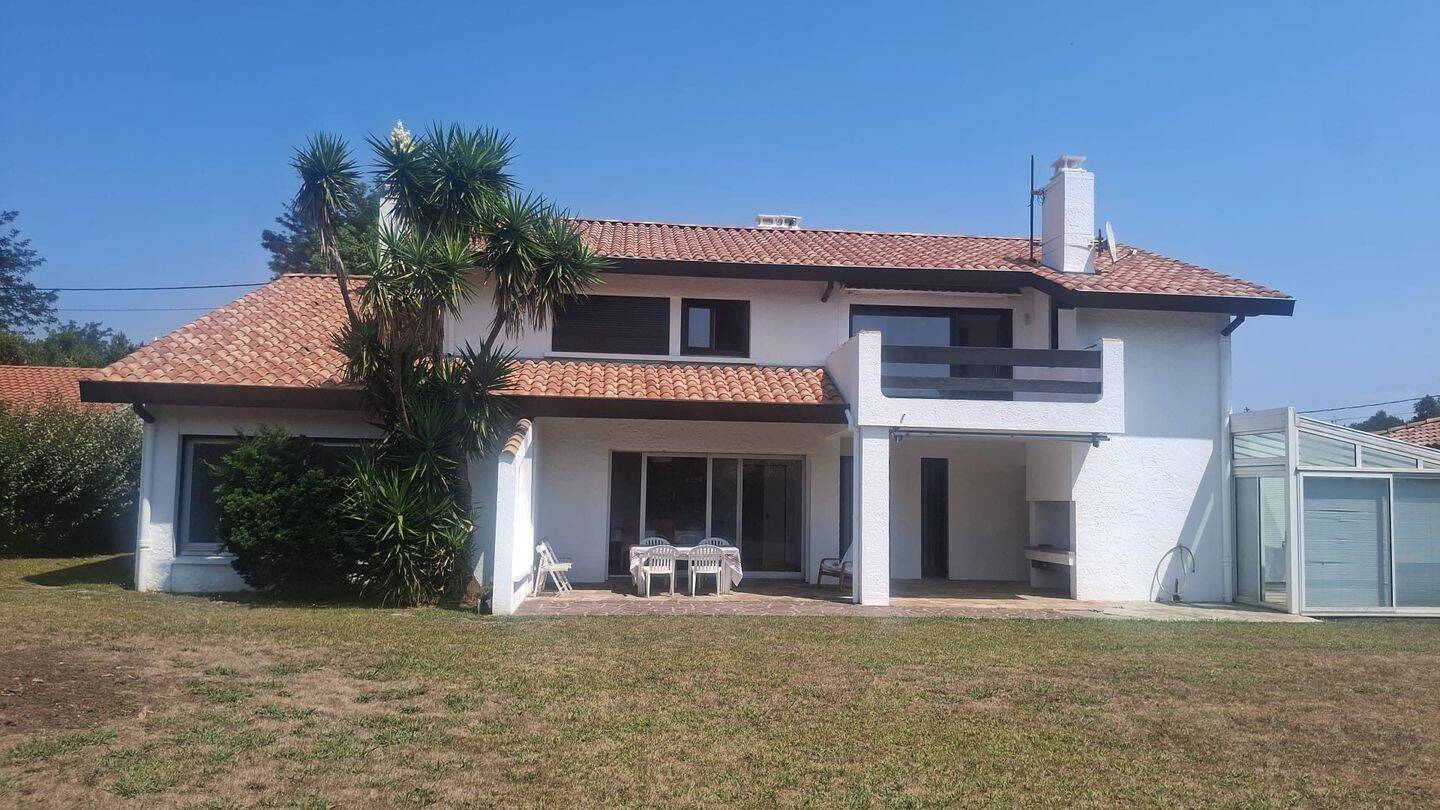 Maison 8 pièces 211 m² · à Biarritz · 210,8 m² · 3 500 €/mois