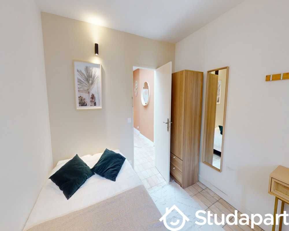 1 pièce 11 m² · à Paris 8ème Arrondissement · 11 m² · 1 305 €/mois