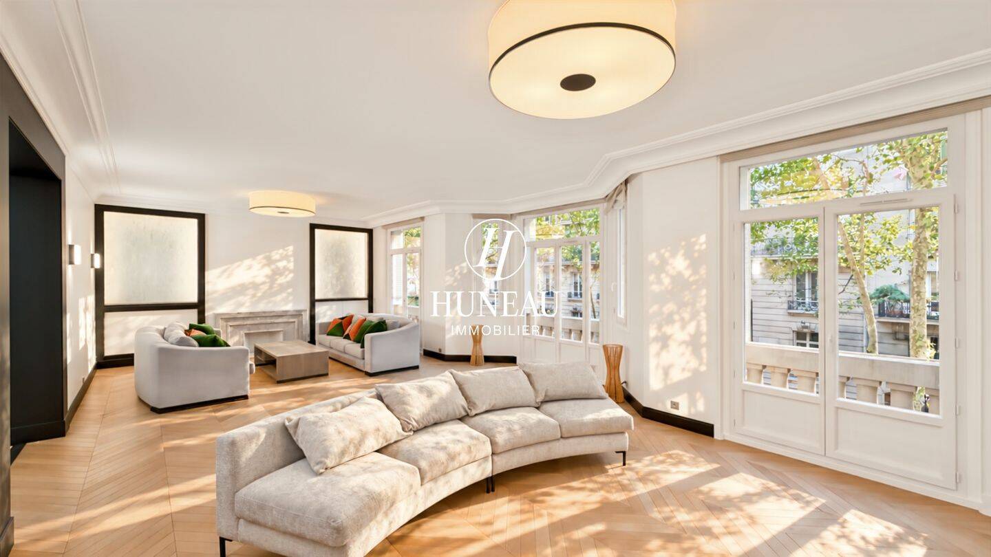 Appartement 7 pièces 275 m² · à Paris 7ème Arrondissement · 275 m² · 12 500 €/mois