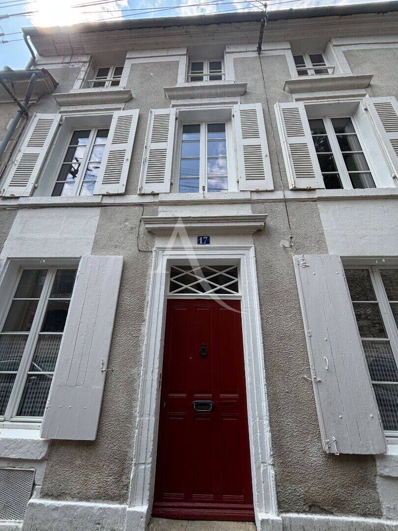 Maison 10 pièces 295 m² · à Fontenay-le-Comte · 295 m² · 378 400 €
