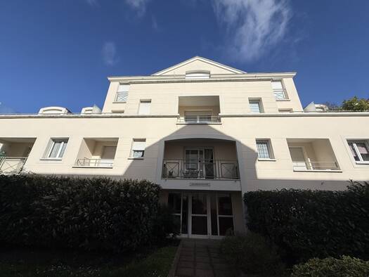 Appartement à louer 780 € 2 pièces 1 chambre 39 m² Étage 3/3 Liegeard-Montesquieu Livry-Gargan 93190