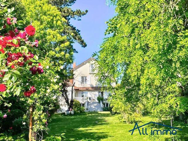 Maison 10 pièces 208 m² · à Sucy-en-Brie · 208 m² · 1 095 000 €