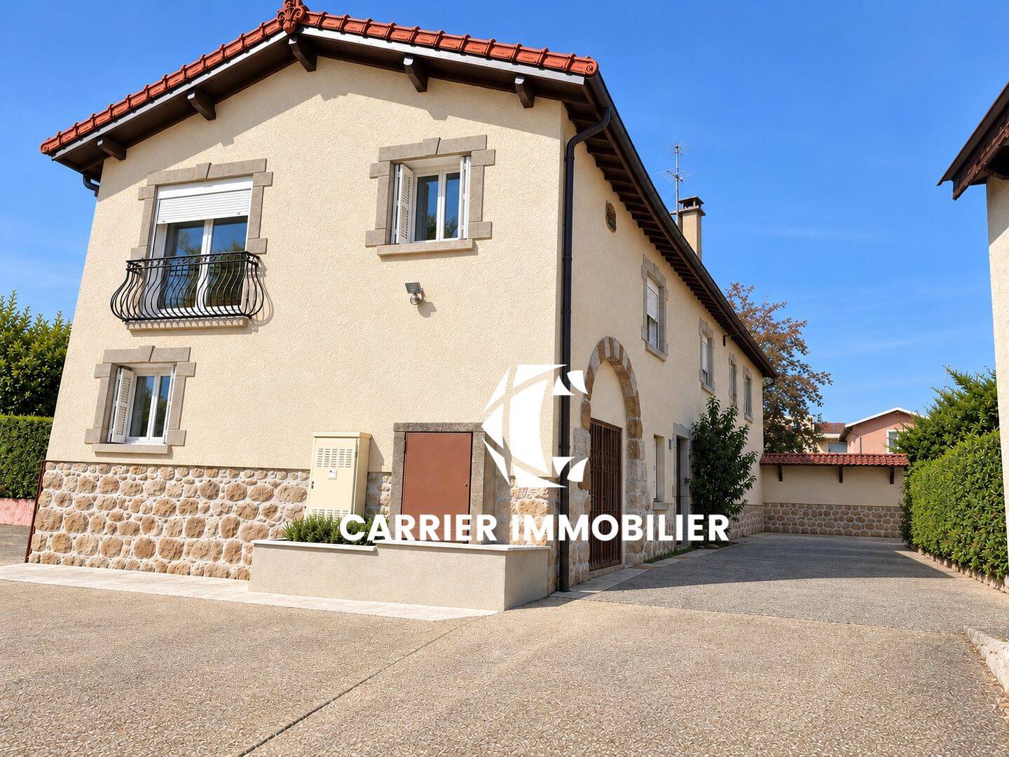 Maison 10 pièces 239 m² · à Saint-Genis-les-Ollières · 239,1 m² · 725 000 €