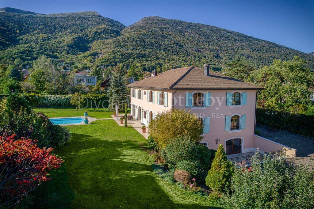 Maison 12 pièces 605 m² · à Échenevex · 605 m² · 2 990 000 €