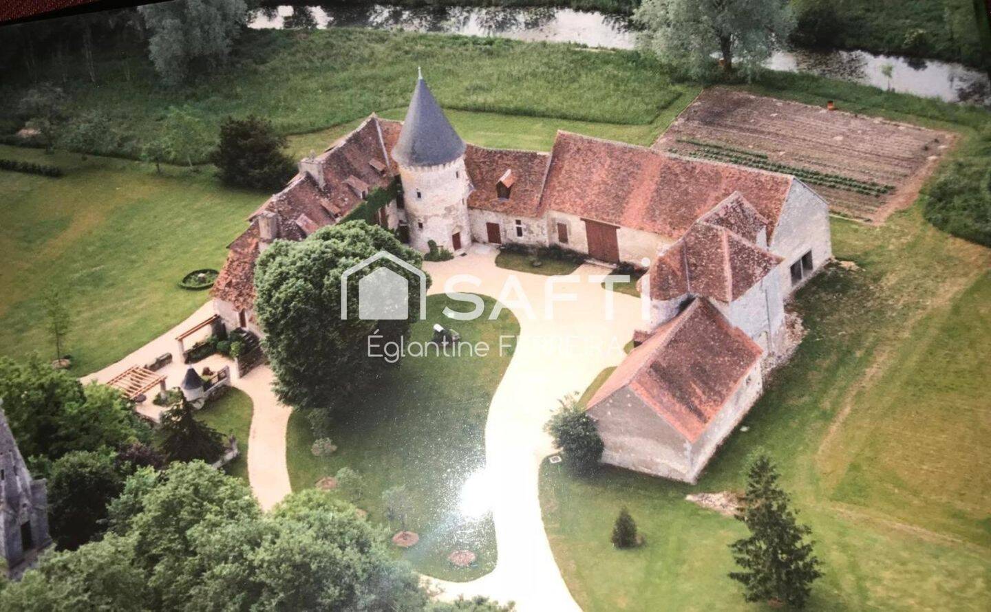 Maison 12 pièces 451 m² · à Châteauroux · 451 m² · 670 000 €