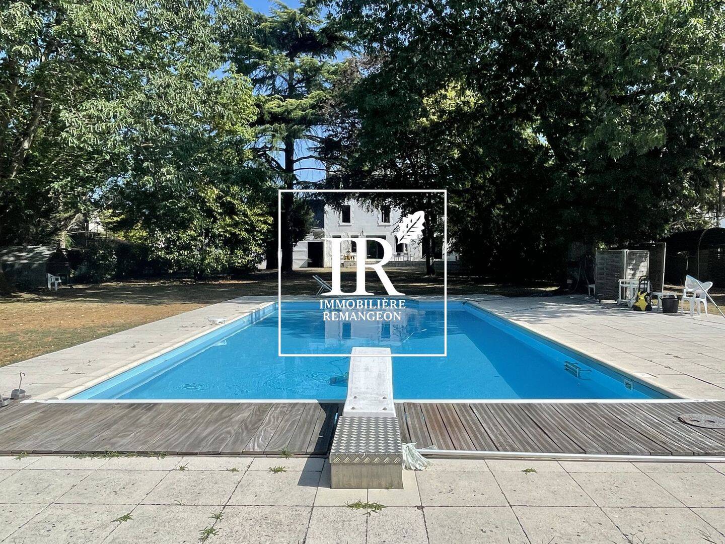 Maison 10 pièces 273 m² · à Vierzon · 273 m² · 402 800 €