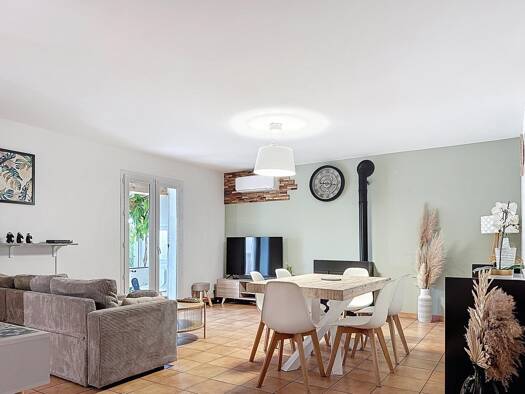 Maison de plain-pied à vendre 269 000 € 3 pièces 2 chambres 105 m² 674 m² de terrain Peripherie Roquemaure 30150