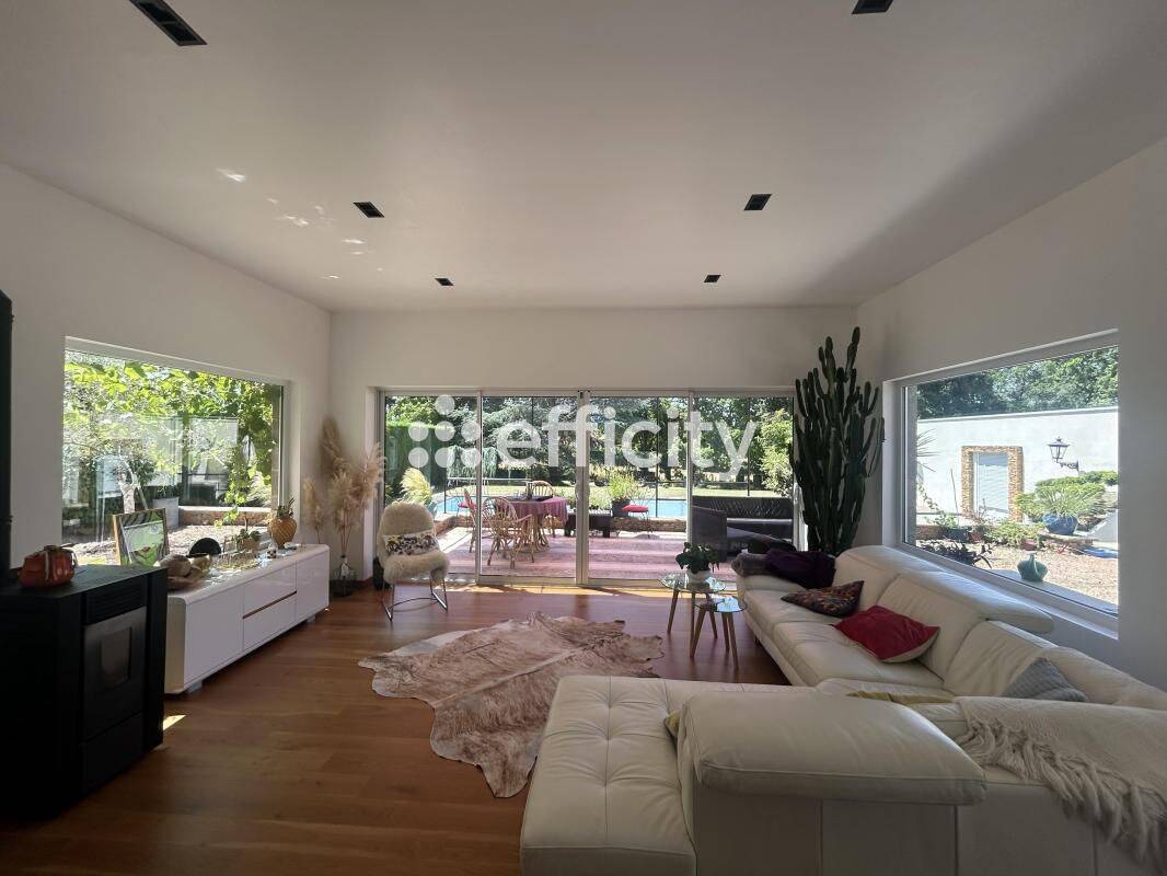 Maison 9 pièces 270 m² · à Commelle-Vernay · 270 m² · 575 000 €