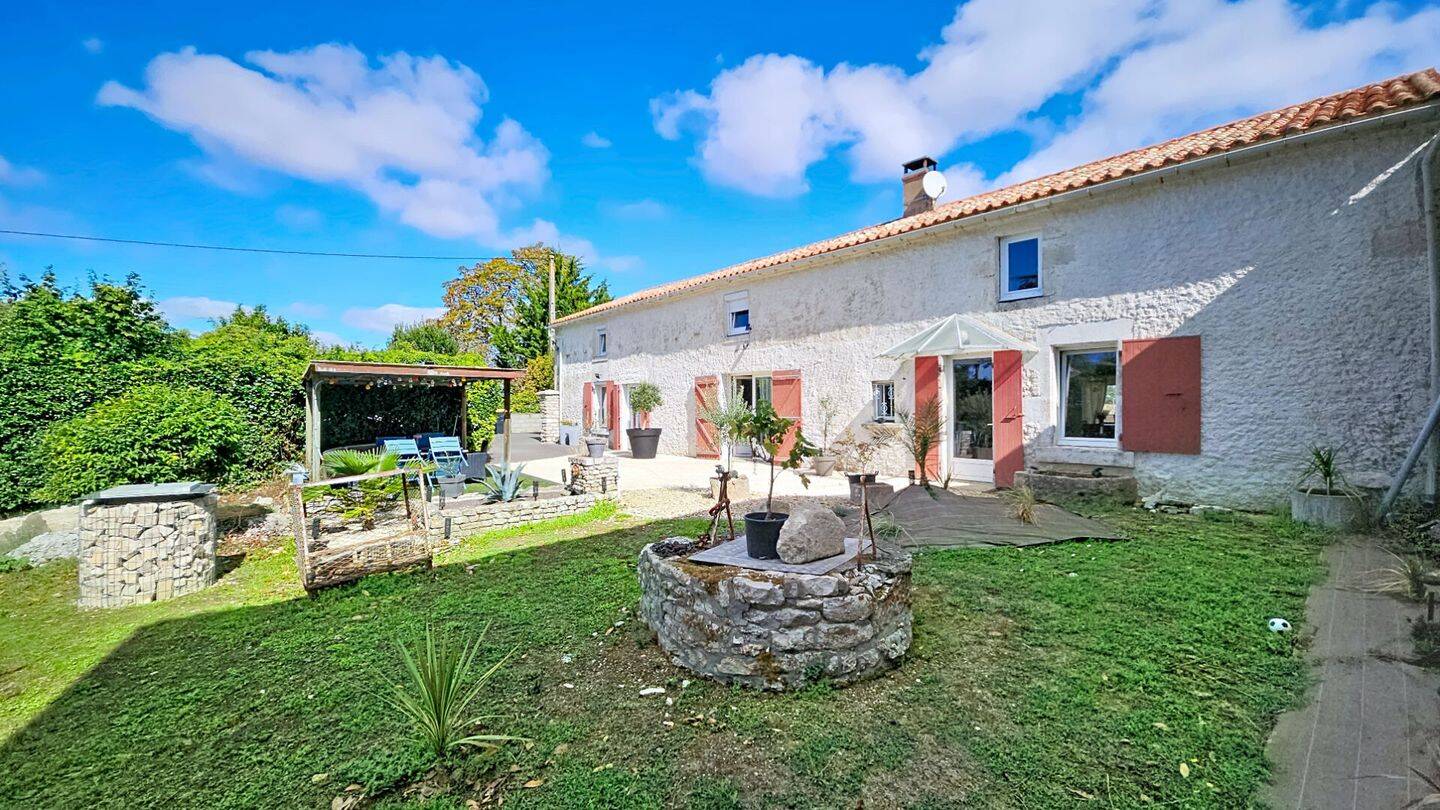 Maison 8 pièces 252 m² · à Doix lès Fontaines · 252 m² · 247 000 €