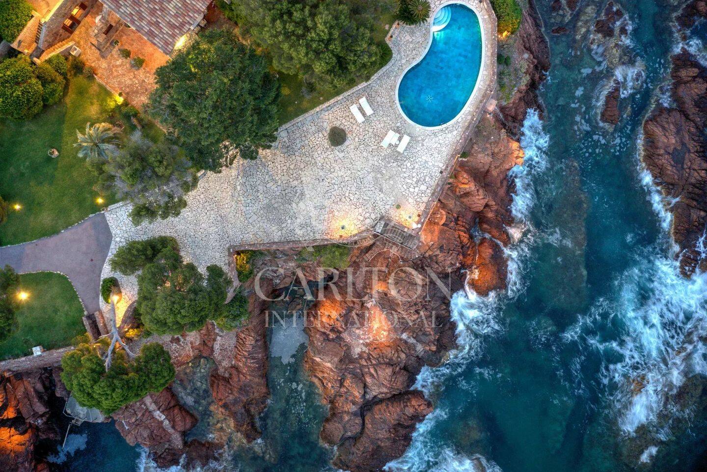 Maison 13 pièces 625 m² · à Théoule-sur-Mer · 625 m² · 10 000 000 €