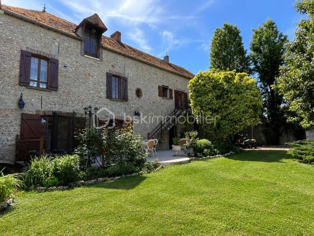 Maison 5 pièces 172 m² · à Les Bordes · 172 m² · 213 000 €