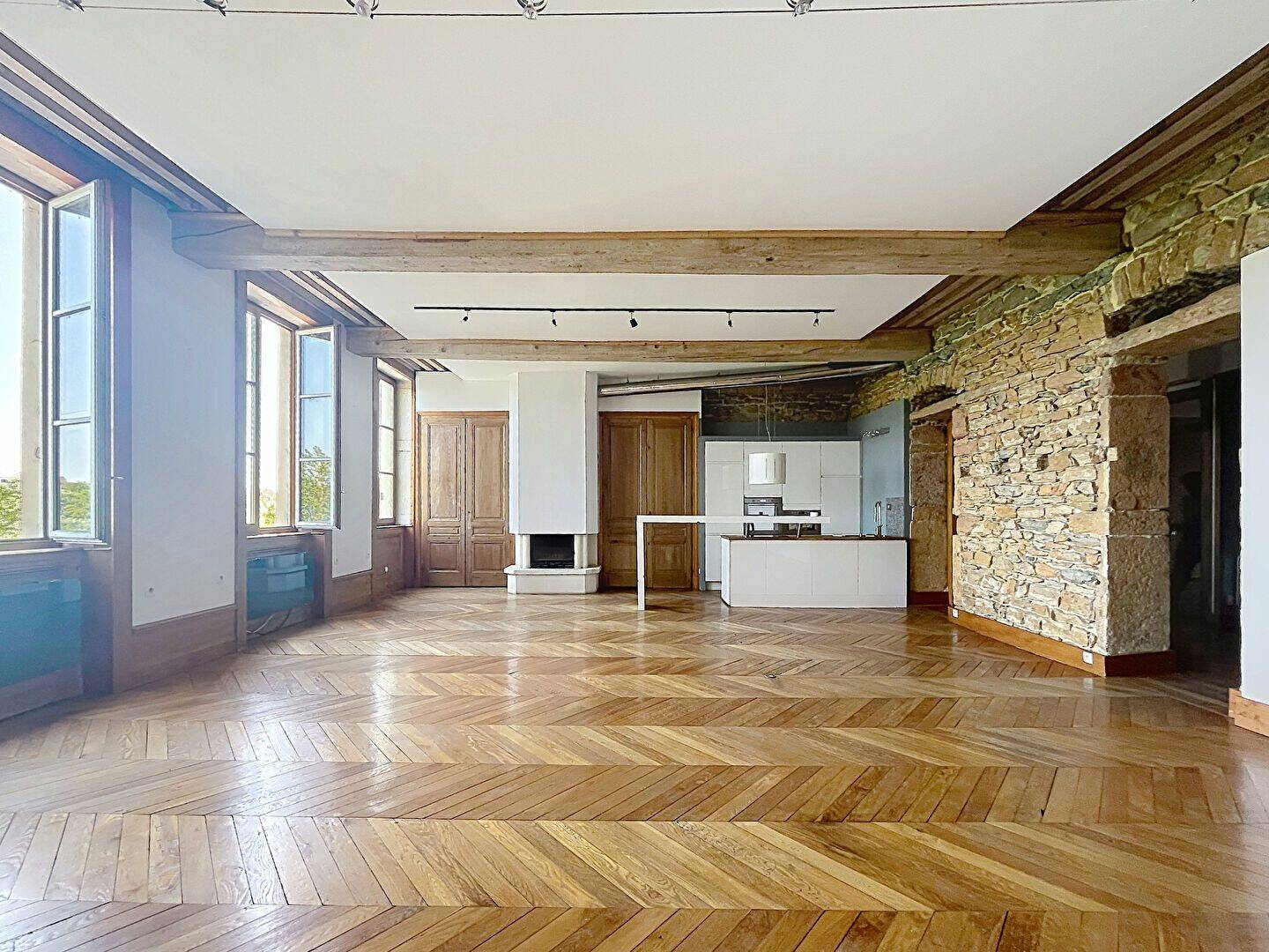 Appartement 3 pièces 113 m² · à Lyon 4ème Arrondissement · 112,7 m² · 1 690 €